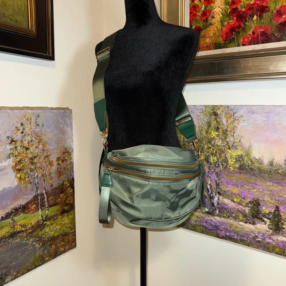🌹 Elegant Green Crossbody Bag NWOT